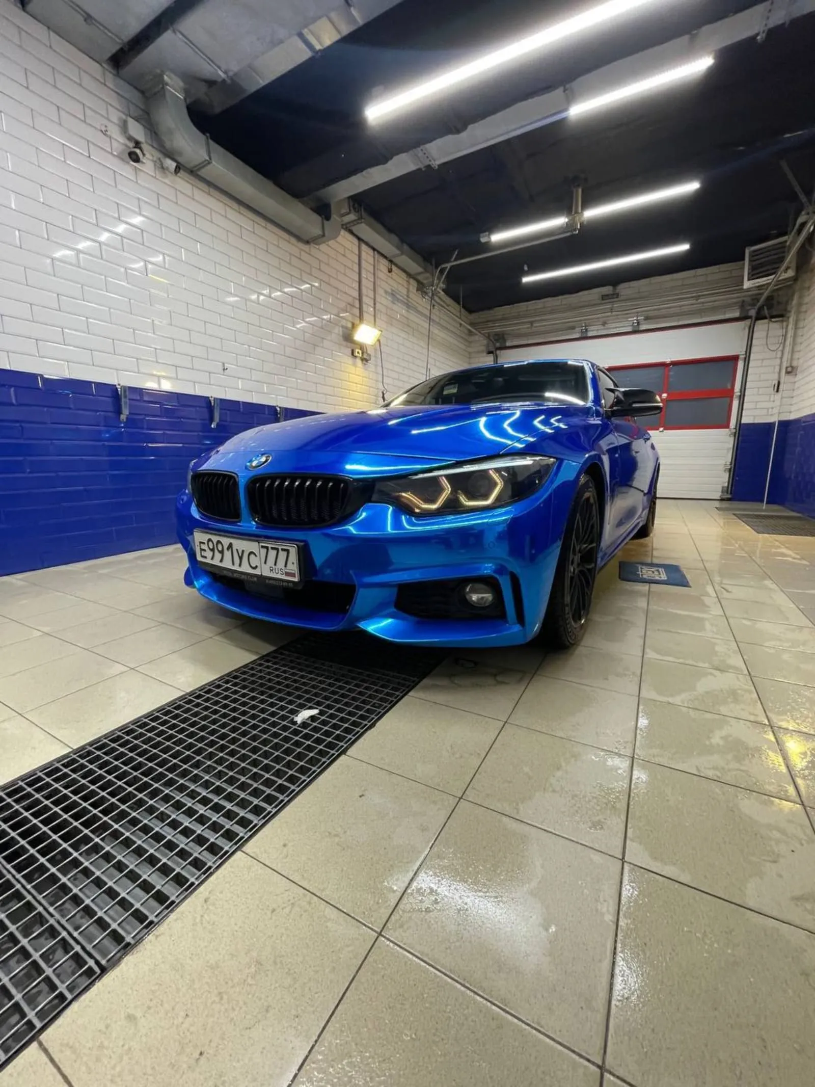 BMW в синем хроме